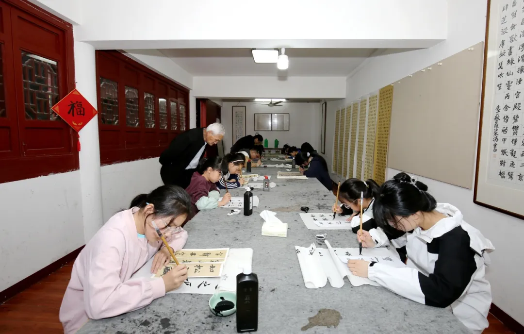 家门口的免费书法课，萧山南片有个“文盛学堂”坚持了4年，还有学生从东片赶去上课……