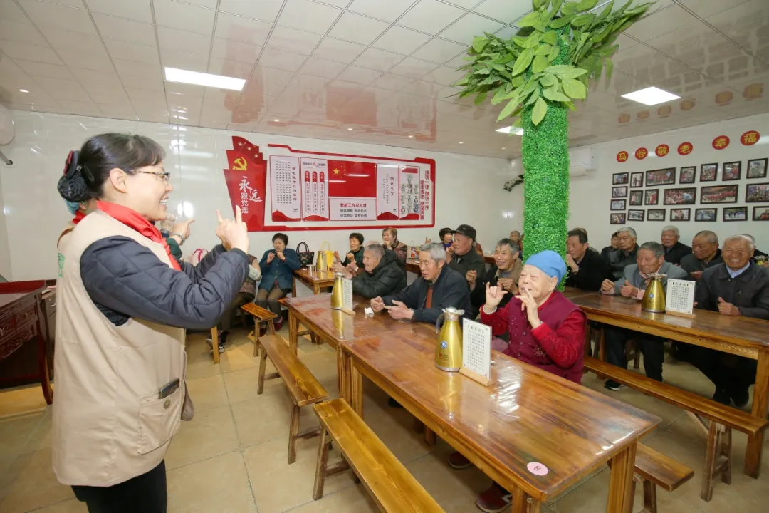 太暖心！我们去了趟周净秋先生老家，村子里的老年食堂在修年谱，老人还有免费午餐吃