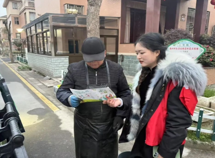 凝聚党建红色力量 引领垃圾分类新时尚