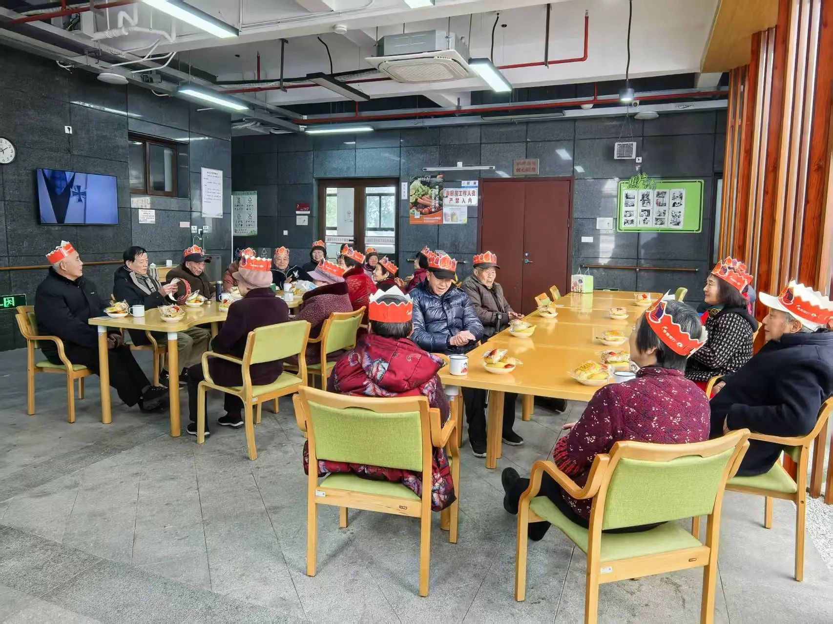 湘湖南苑社区温馨举办集体生日会