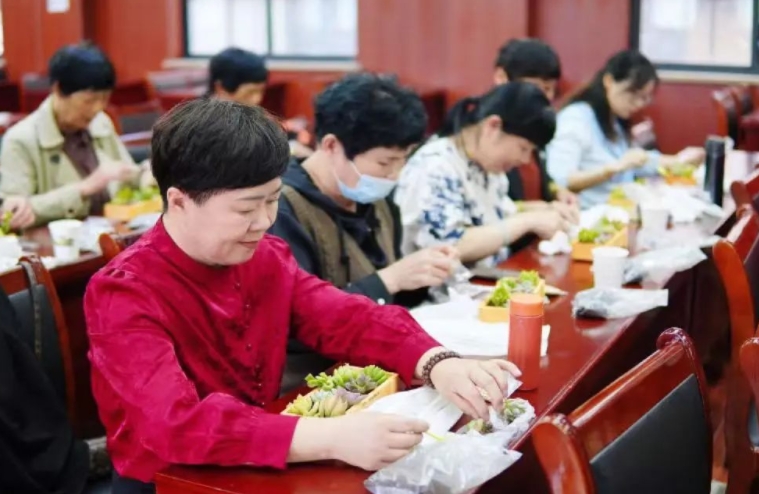 远大村开展多肉微景观DIY活动