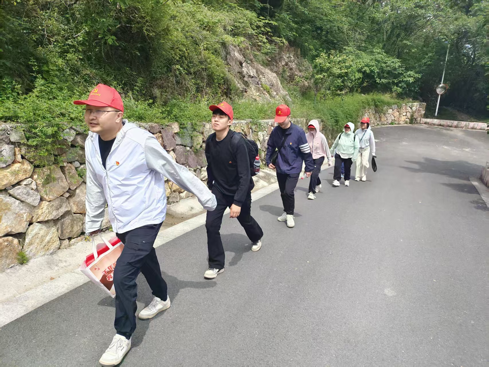 展青春风采 渭水桥村开展长山游步道毅行活动